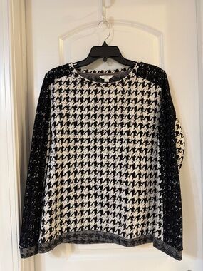 crown & ivy Black and White Houndstooth Scoop Neck Sweater